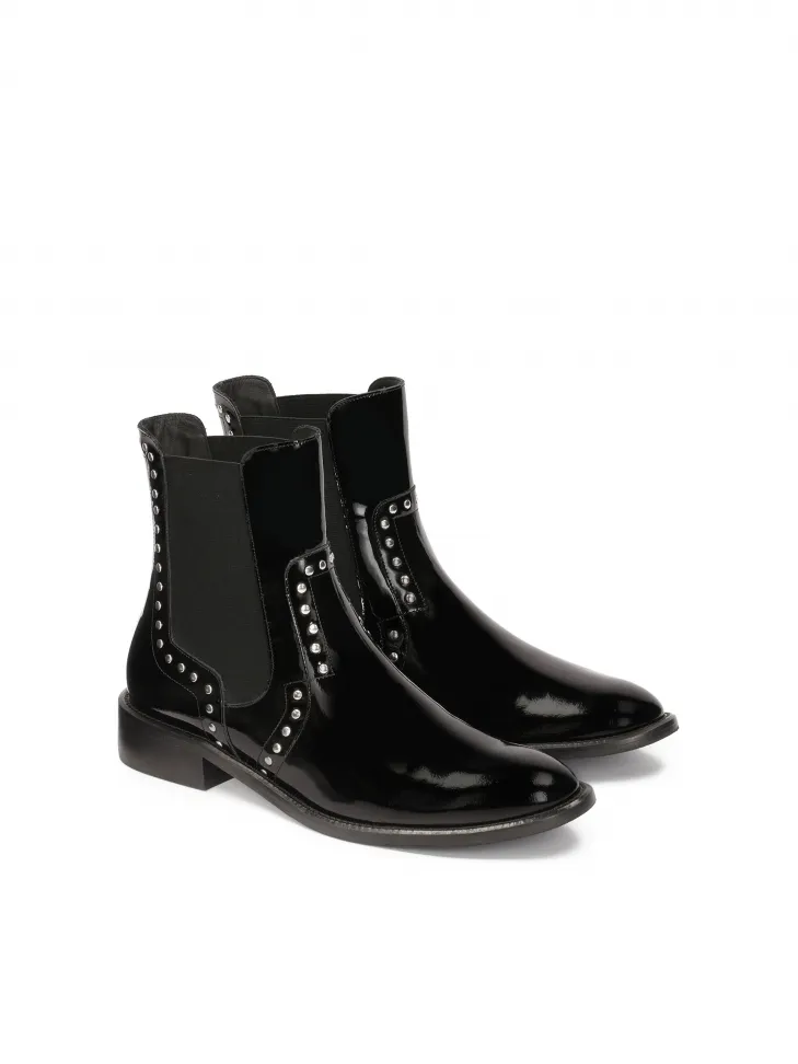 Bottes Chelsea laquées et décorées de rivets argentés 