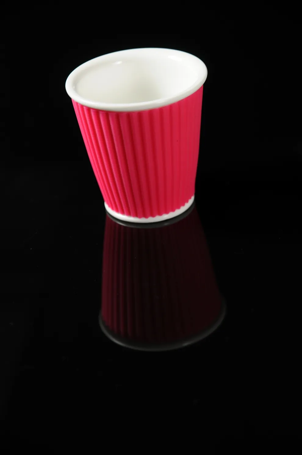 Gobelet 10 cl en porcelaine blanche entouré de silicone ondulée rose