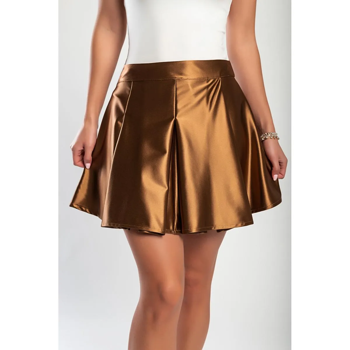Mini-jupe élégante en faux satin, marron