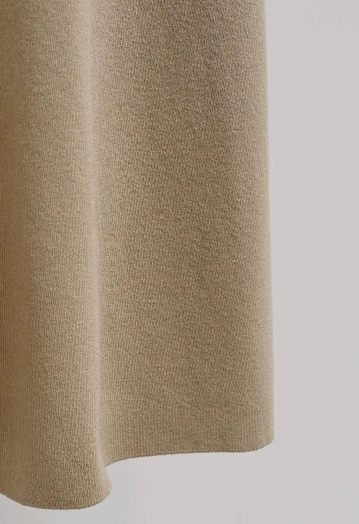Robe longue sans manches à col en V et ourlet volanté en camel